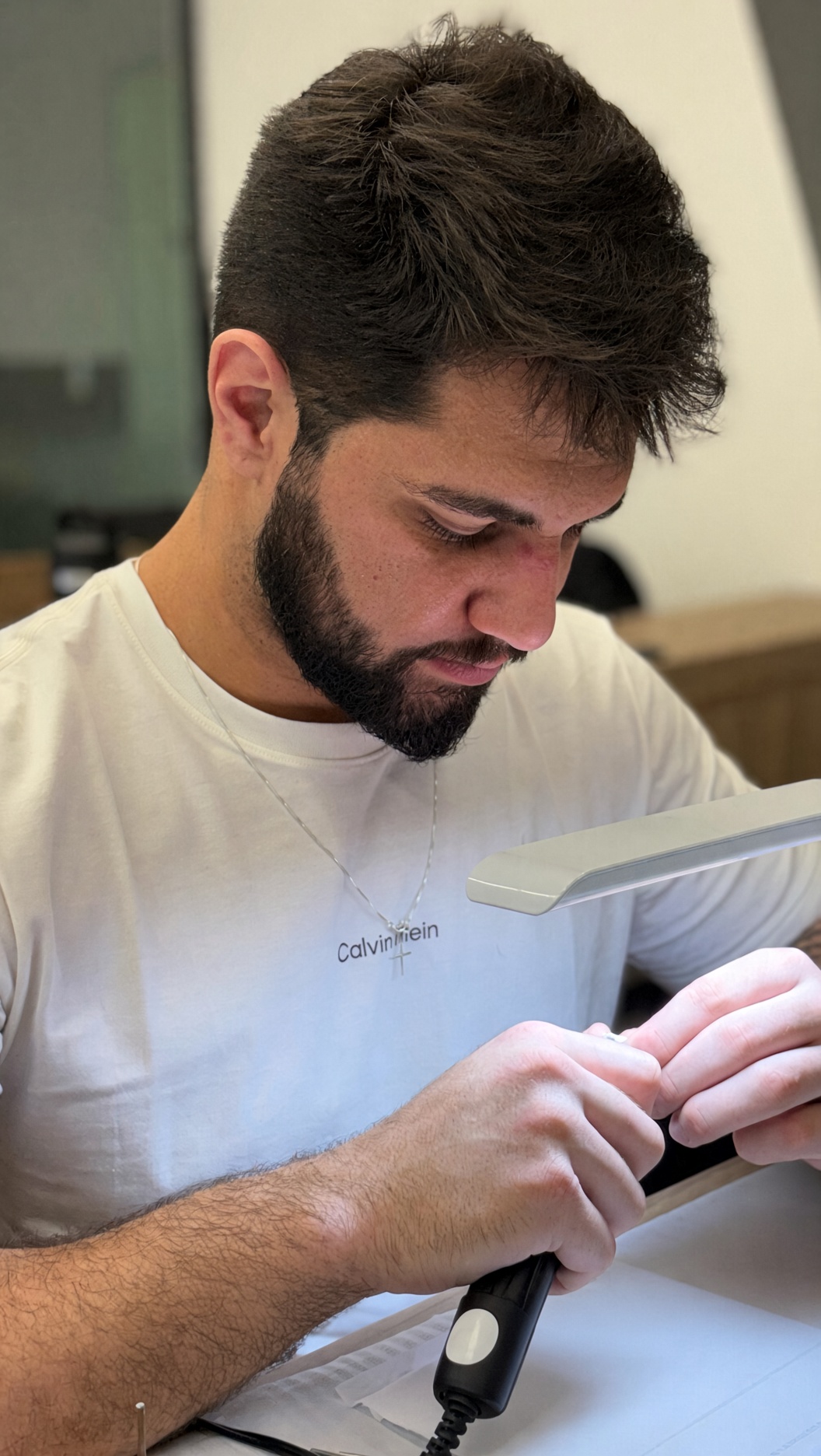 Wallace Cristofore, ceramista, em trabalho de precisão